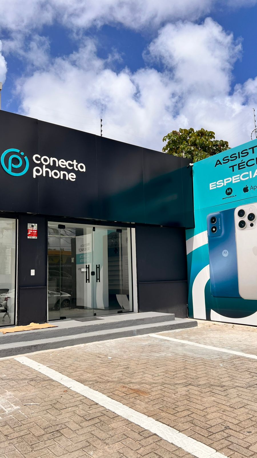 Fachada da Conecta Phone na Av. Antônio de Góes, 14, no Pina, Recife
